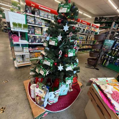 Tierheimkalender 2024, Titelblatt und eine Beispielseite auf weißem Hintergrund mit goldenen Punkten